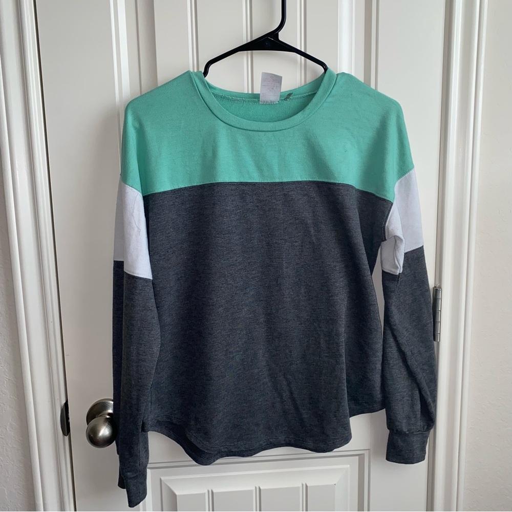No boundaries crewneck sweater top